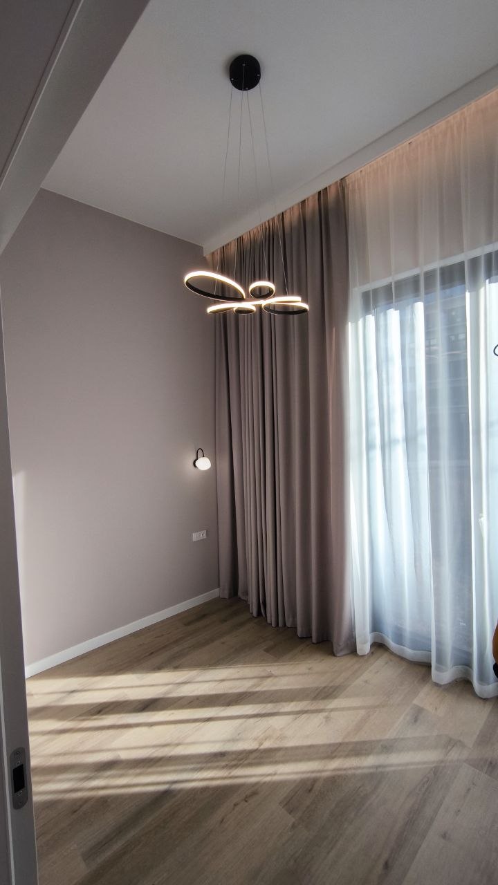 Sypialnia z żyrandolem